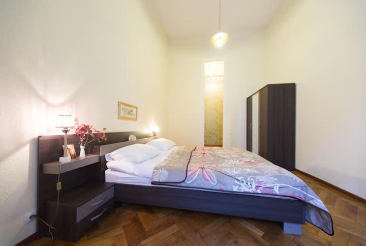 Apartment On Tabidze 3/5 Тбилиси Екстериор снимка